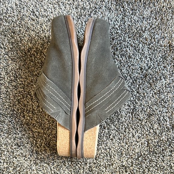 Clarks Green Mules with Suede Finish - Picture 2 of 5